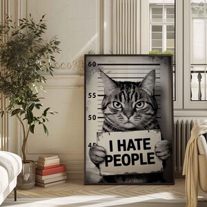 Póster humorístico de gato con foto policial "Odio a la gente": decoración de pared divertida para amantes de los gatos sarcásticos y hogares con estilo.