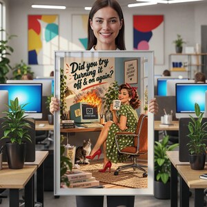 Könnte beinhalten: Ein gerahmtes Poster mit einer Retro-Illustration einer Person in einem grünen gepunkteten Kleid, die auf einem Bürostuhl neben einem brennenden Computermonitor sitzt. Der Text lautet, Did you try turning it off & on again? Eine Katze sitzt daneben.