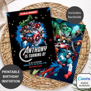 以下が含まれることがあります： スーパーヒーローをテーマにした、印刷可能な誕生日招待状。前面は黒で、スーパーヒーローのイラスト、テキスト「アンソニーは8歳になります！」、イベントの詳細が記載されています。招待状の裏面も表示されています。