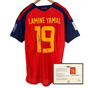 Puede incluir: Una camiseta deportiva roja y azul marino con el nombre LAMINE YAMAL y el número 19 en amarillo en la parte posterior. La camiseta incluye una firma negra sobre el número 19 y el texto España en el cuello. Se incluye un certificado de autenticidad.