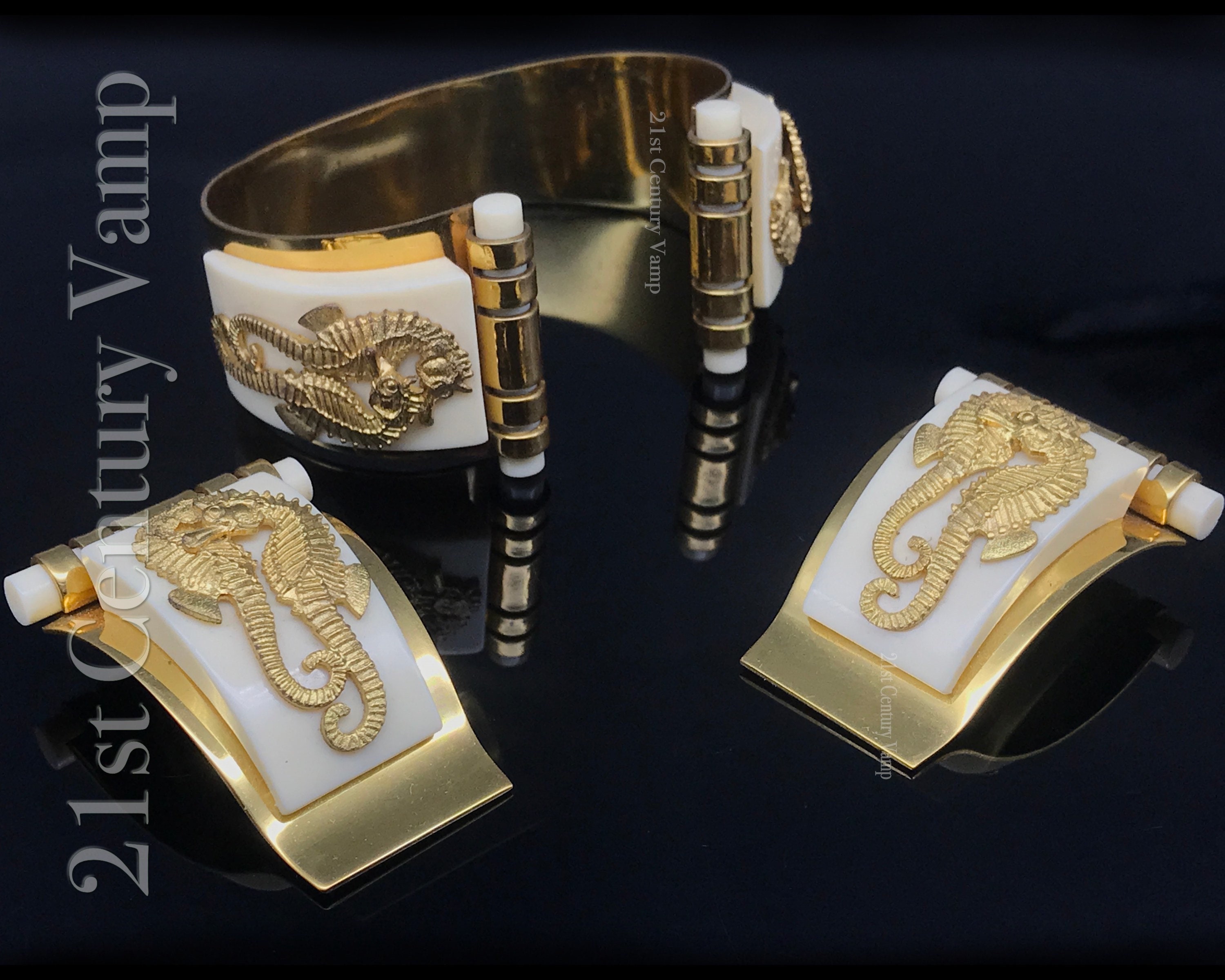 Bracelet Vintage Manchette En Métal Doré Jean Painlevé - Laiton, Pierre Verte, Occasion