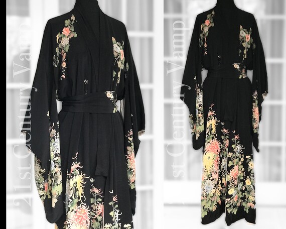 Vintage 1940s Kimono Robe. Japanese Print. Chrysan