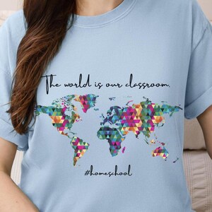 Die Welt ist unser Klassenzimmer T-Shirt, Homeschool Mama Shirt, Tshirt für Homeschool, Komfortfarben Shirt für Mama, Homeschool Mama, Geschenk für Mama