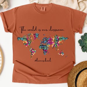 Die Welt ist unser Klassenzimmer T-Shirt, Homeschool Mama Shirt, Tshirt für Homeschool, Komfortfarben Shirt für Mama, Homeschool Mama, Geschenk für Mama