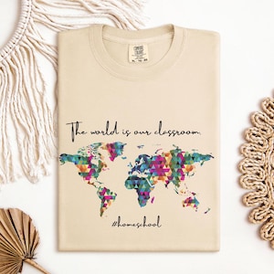 Die Welt ist unser Klassenzimmer T-Shirt, Homeschool Mama Shirt, Tshirt für Homeschool, Komfortfarben Shirt für Mama, Homeschool Mama, Geschenk für Mama