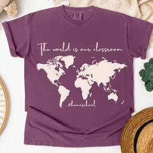Homeschool Weltkarte Tshirt, die Welt ist unser Klassenzimmer, Shirt für Homeschool Mama, Homeschool Mama Shirt, klassische Gespräche, Geschenk für