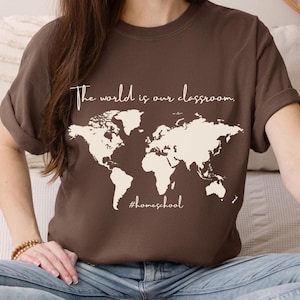Homeschool Weltkarte Tshirt, die Welt ist unser Klassenzimmer, Shirt für Homeschool Mama, Homeschool Mama Shirt, klassische Gespräche, Geschenk für