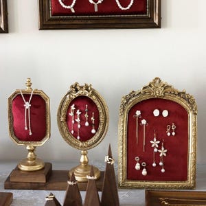 Smyckesdisplay i vinröd sammet: Barock halsband, ring och örhängeshållare