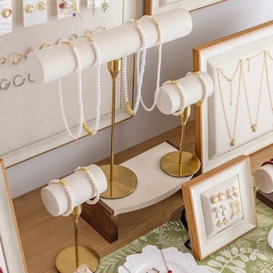 Barock smyckeshållare: Halsband och armband i linne i guld