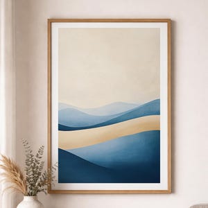 Könnte beinhalten: Gerahmter Kunstdruck mit abstraktem Motiv. Das Kunstwerk zeigt geschichtete horizontale Bänder in Blau und Beige, die an eine Landschaft erinnern. Der obere Teil ist einfarbig beige. Der Stil ist minimalistisch und modern, passend für verschiedene Innenräume.