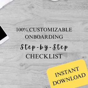 Peut inclure: Image d'un produit numérique avec le texte "100% PERSONNALISABLE ONBOARDING Step-by-step CHECKLIST" en noir. Un rectangle jaune aux coins arrondis affiche "TÉLÉCHARGEMENT INSTANTANÉ". Le fond est un motif de grain de bois gris clair.