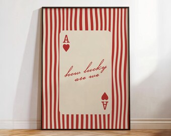 Lámina de cartas de juego de moda, arte de pared "¿Qué suerte tenemos?", póster del as de corazones sobre rayas, decoración de habitación con cita roja dibujada a mano, texto bonito para imprimir