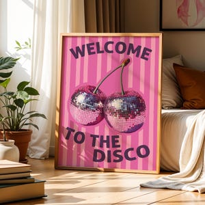 Trendy kersenbloesem discobal muurkunst, preppy zilveren girly barwagen decor, esthetische roze streep vrouwelijk afdrukbaar, maximalistische spiegelbolprint