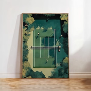 Könnte beinhalten: Gerahmter Kunstdruck mit einer Draufsicht auf einen Tennisplatz. Der grüne Platz hat weiße Linien und ist von Bäumen umgeben. Kleine Figuren spielen Tennis. Das Kunstwerk hat einen natürlichen Stil und ist in einem Holzrahmen gefasst.