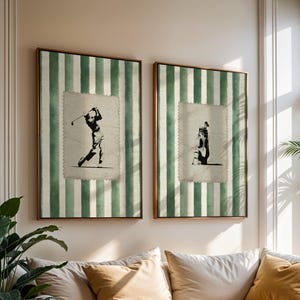 Puede incluir: Dos grabados artísticos enmarcados con temática de golf. Cada grabado presenta una ilustración en blanco y negro sobre un fondo texturizado similar a un sello postal. El fondo tiene rayas verticales verdes y blancas. Los marcos son de color dorado cálido.