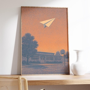 Stampa artistica da parete con aeroplano di carta: nostalgico cortile scolastico, toni retrò, ricordo d'infanzia, parco giochi tranquillo, cielo al tramonto, accento sognante
