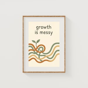 Puede incluir: Impresión artística enmarcada con el texto "growth is messy". La obra presenta un fondo beige claro con un brote y líneas entrelazadas en tonos marrón, verde y dorado. La impresión está en un marco de madera.