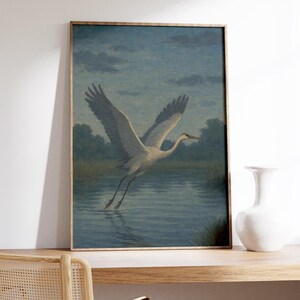 Kranich Wand Kunst Druck – Vogel im Flug über Teich, ruhige blaue Landschaft, Natur Vogel Poster, ruhige Wasser Szene, minimale ruhige Dekoration
