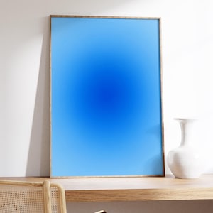 コバルトブルーのグラデーションウォールアートプリント - コバルトブルーの中心、スカイブルーのフェード、柔らかい放射状のブレンド、クールなトーン、ミニマリストデザイン、モダンで落ち着いた装飾
