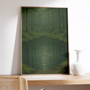 Lámina de arte mural de un estanque forestal: gotas de lluvia ondulando en aguas tranquilas, escena de un bosque verde y melancólico, momento de tranquilidad en la naturaleza, póster minimalista de un día lluvioso.