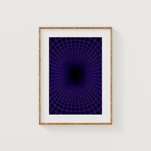Puede incluir: Impresión artística enmarcada que presenta una ilustración digital de un patrón de cuadrícula púrpura que se adentra en un centro negro. La obra de arte se muestra en un marco de madera contra una pared blanca, creando una estética moderna. El diseño de la cuadrícula da sensación de profundidad.