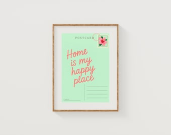 Może przedstawiać: Oprawiony wydruk z miętowym wzorem pocztówki. Tekst "Home is my happy place" jest w różowym skrypcie. Znaczek pocztowy z różowym kwiatem znajduje się w prawym górnym rogu.