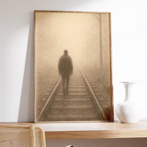 Nebliger Eisenbahnspaziergang Wand Kunst Druck - sepia Skizze, stimmungsvolle Szene, nebliger Weg, Bleistift Figur, ruhiger Moment, weiche Textur, reflektierendes Dekor
