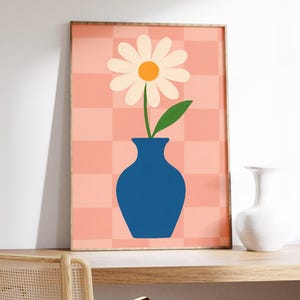 Lámina de margarita en jarrón azul: póster floral minimalista, fondo de damero rosa, decoración cottagecore caprichosa