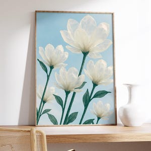 Stampa artistica da parete Magnolia: petali di plastica satinata, fiori bianchi intensi, sfondo cielo pallido, motivo floreale minimale, decorazione naturale delicata.