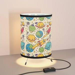 Lámpara trípode con temática espacial, decoración de dormitorio, iluminación para habitación infantil, diseño de astronautas y planetas, regalo divertido para amantes del espacio.