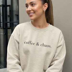 Coffee & Chaos-sweater, sweater gezellig herfst mama leven, leuk cadeau koffieliefhebber, minimalistisch leesgrage en ADHD neurodivergent shirt