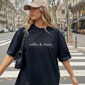 Kaffe & Kaos-tröja, läsmysig tröja för kaffeälskare, boklig mammapresent, koffein och kaos-tröja
