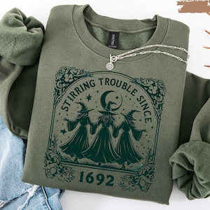 Sudadera de bruja para regalar: "Revolviendo problemas desde 1692", jersey de bruja, regalo de Navidad para ella, regalo de cumpleaños para amigas brujas.