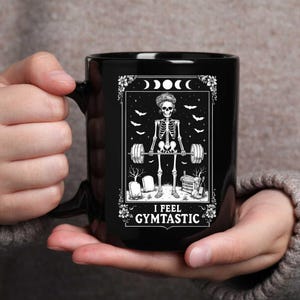 Schwarzer Kaffeebecher mit Skelett Motiv - I Feel Gymtastic – Fitness Mug im Tarotkarten-Stil - Lustiger Gym Becher - Geschenk für Sportfans