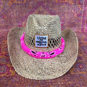 Cappello Living My Okayest Life / Cappello di paglia con bandana rosa acceso / Cappello con toppa divertente / Cappello boho da festival / Cappello con dichiarazione di stile unica