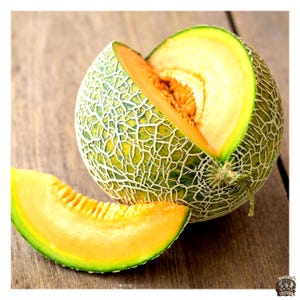 Puede incluir: Un melón cantalupo, cortado para revelar su pulpa y semillas anaranjadas, se encuentra junto a una rodaja. La cáscara del melón es verde con un patrón similar a una telaraña. El fondo es una superficie de madera.