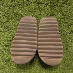 K&ouml;nnte beinhalten: Ein Set aus drei Keramikbechern mit gesprenkelter, matter Oberfl&auml;che. Die Becher sind in Creme-, Hellgrau- und Dunkelgraut&ouml;nen gehalten. Jeder Becher hat ein schlichtes, minimalistisches Design und einen abgerundeten Henkel.