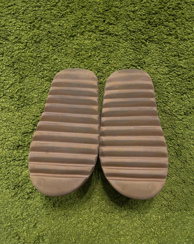 K&ouml;nnte beinhalten: Ein Set aus drei Keramikbechern mit gesprenkelter, matter Oberfl&auml;che. Die Becher sind in Creme-, Hellgrau- und Dunkelgraut&ouml;nen gehalten. Jeder Becher hat ein schlichtes, minimalistisches Design und einen abgerundeten Henkel.