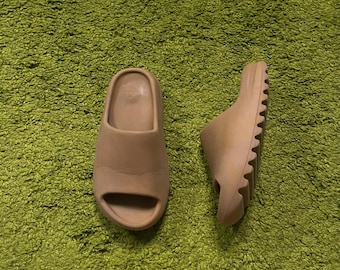 Sandalias Yeezy de Kanye West con diseño de hueso