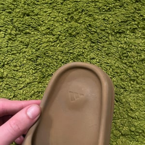 K&ouml;nnte beinhalten: Ein Set aus drei Keramikbechern mit gesprenkelter, matter Oberfl&auml;che. Die Becher sind in Creme-, Hellgrau- und Dunkelgraut&ouml;nen gehalten. Jeder Becher hat ein schlichtes, minimalistisches Design und einen abgerundeten Henkel. Die Becher eignen sich f&uuml;r Kaffee, Tee oder andere Getr&auml;nke.