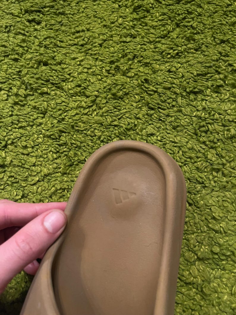 K&ouml;nnte beinhalten: Ein Set aus drei Keramikbechern mit gesprenkelter, matter Oberfl&auml;che. Die Becher sind in Creme-, Hellgrau- und Dunkelgraut&ouml;nen gehalten. Jeder Becher hat ein schlichtes, minimalistisches Design und einen abgerundeten Henkel. Die Becher eignen sich f&uuml;r Kaffee, Tee oder andere Getr&auml;nke.