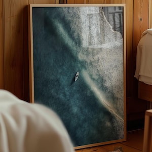 Impresión de olas oceánicas en azul índigo, póster de barco en el mar, fotografía aérea de playa, arte mural de surf, decoración costera para el hogar, impresión de playa de verano