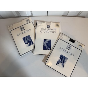 Puede incluir: Tres paquetes rectangulares blancos de medias Givenchy. Cada paquete presenta el logotipo de Givenchy, texto y una pequeña fotografía cuadrada que muestra piernas con medias. El empaque incluye detalles del producto y códigos de barras.