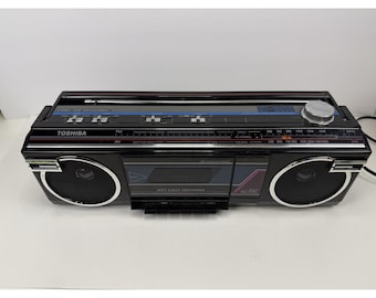 Toshiba RT-8016 AM AM FM Radio Kassettenrekorder Ghettoblaster 80er Jahre Requisite
