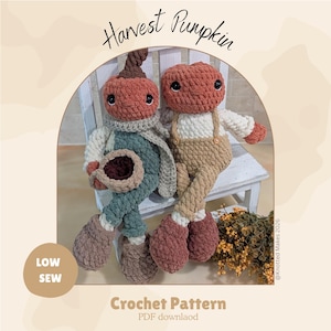 Pode incluir: Dois bonecos de abóbora de crochê com olhos pretos grandes. Um usa jardineira verde com cachecol e segura uma tigela, o outro usa jardineira bege. Texto: Harvest Pumpkin, Low Sew, Crochet Pattern PDF download, Knotted Makes 2026.