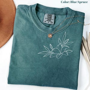 Comfort Colors Minimalist Flower T-Shirt, Gifts for Women, Flowers Crewneck Shirt, Aesthetic Tee, Floral Shirt for Women, Wild Flowers Tee.