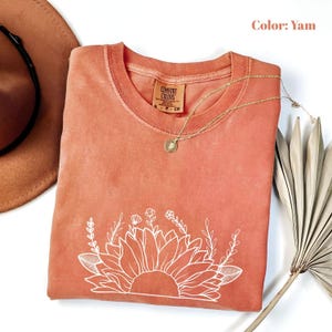Comfort Colors Minimalist Flower T-Shirts, Flowers Crewneck Shirt, Aesthetic Tees, Floral Shirts Gifts for Women, Wild Flowers Graphic Tees.