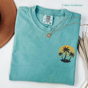 Camiseta retro de isla tropical Comfort Colors®, camiseta vintage de verano con atardecer, atuendo colorido con palmera, camiseta de playa, regalos para camisetas de vacaciones de verano.