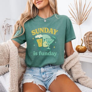 Comfort Colors Sunday is Funday T-Shirt, Retro Style Beer and Cocktail Graphic Tee, Funny Weekend Drinking Shirt, Summer Party Vibes Tee.