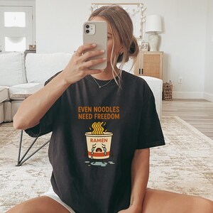 Even Noodles Brauchen Freiheit T-Shirt, lustiges Ramen Nudel Shirt, Crying Cup Noodles T-Shirt, Minimalistisches Cartoon Food T-Shirt, süßes Foodie Demonst Shirt.